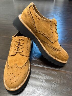 Women’s Suede Wingtip Derby Shoes - Tan
